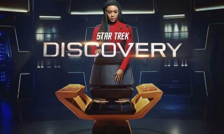 Captain Michael Burnham steht hinter dem Kapitänssitz, im Vordergrund das Logo von Star Trek: Discovery