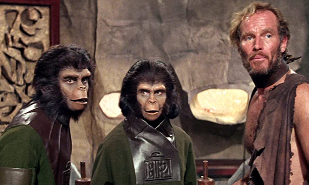 Filmszene aus Planet der Affen: George Taylor, Dr. Zira und Dr. Cornelius