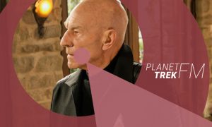 Jean-Luc Picard im Chateau Picard, im Vordergrund das Logo von Planet Trek fm