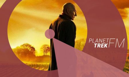 Jean-Luc Picard, dem Rücken zugewandt, hinter dem Logo von Planet Trek fm
