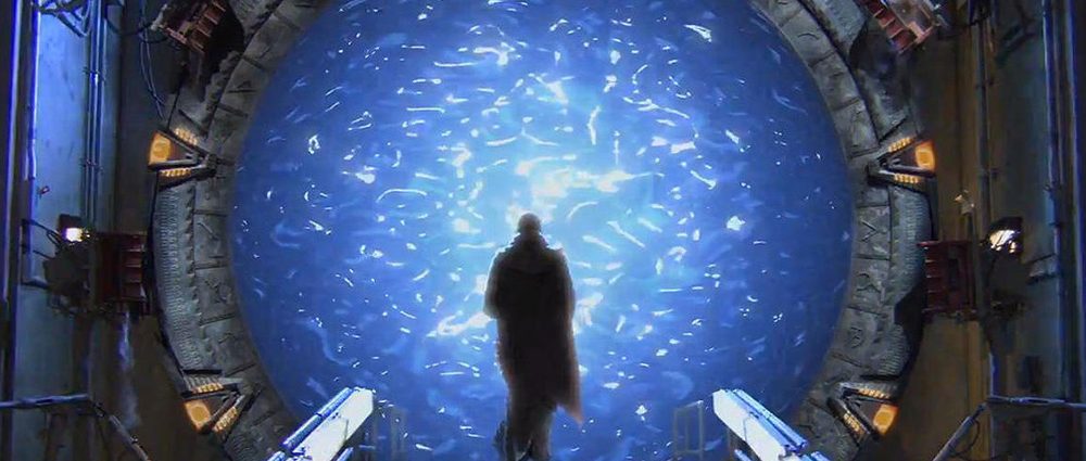 Das aktivierte Stargate, eine Person steht vor dem Ereignishorizont