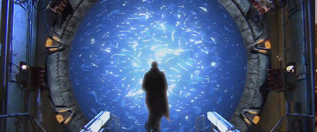 Das aktivierte Stargate, eine Person steht vor dem Ereignishorizont