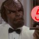 Szenenbild aus "Our Man Bashir": Worf, mit Zigarre in der Hand, im weißen Smoking