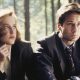 Agent Scully und Agent Mulder hocken im Wald