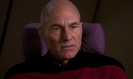 Picard blickt ernst in die Kamera.