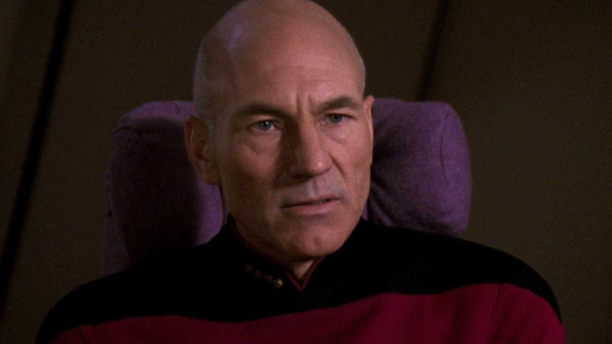 Picard blickt ernst in die Kamera.