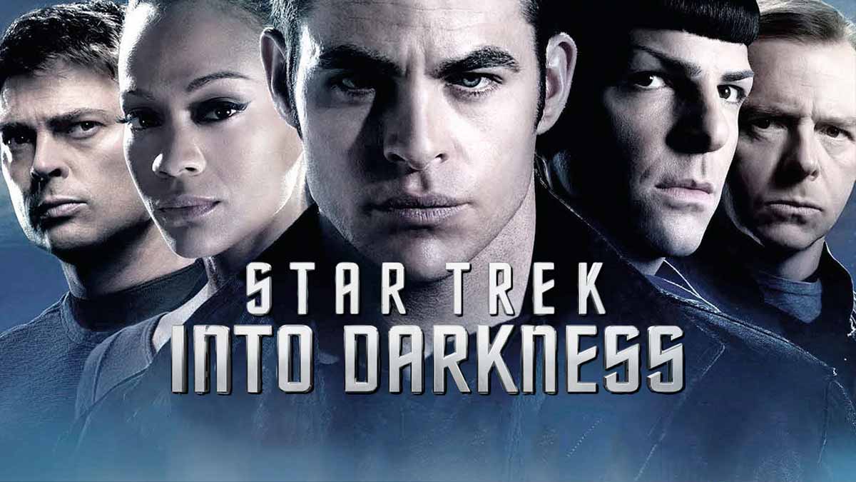 McCoy, Uhura, Kirk, Spock und Scotty, hinter dem Logo zu Star Trek Into Darkness