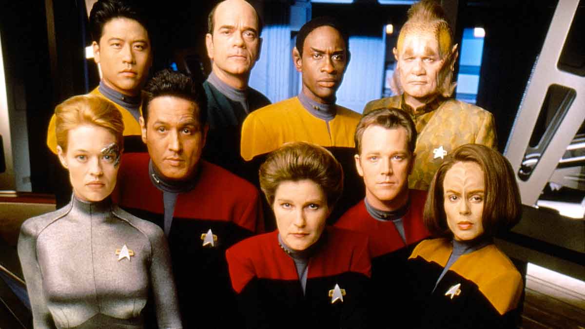 Captain Janeway und ihre Crew im Maschinenraum neben dem Warpkern