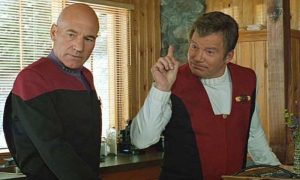 Captain Picard und Captain Kirk stehen in der Küche